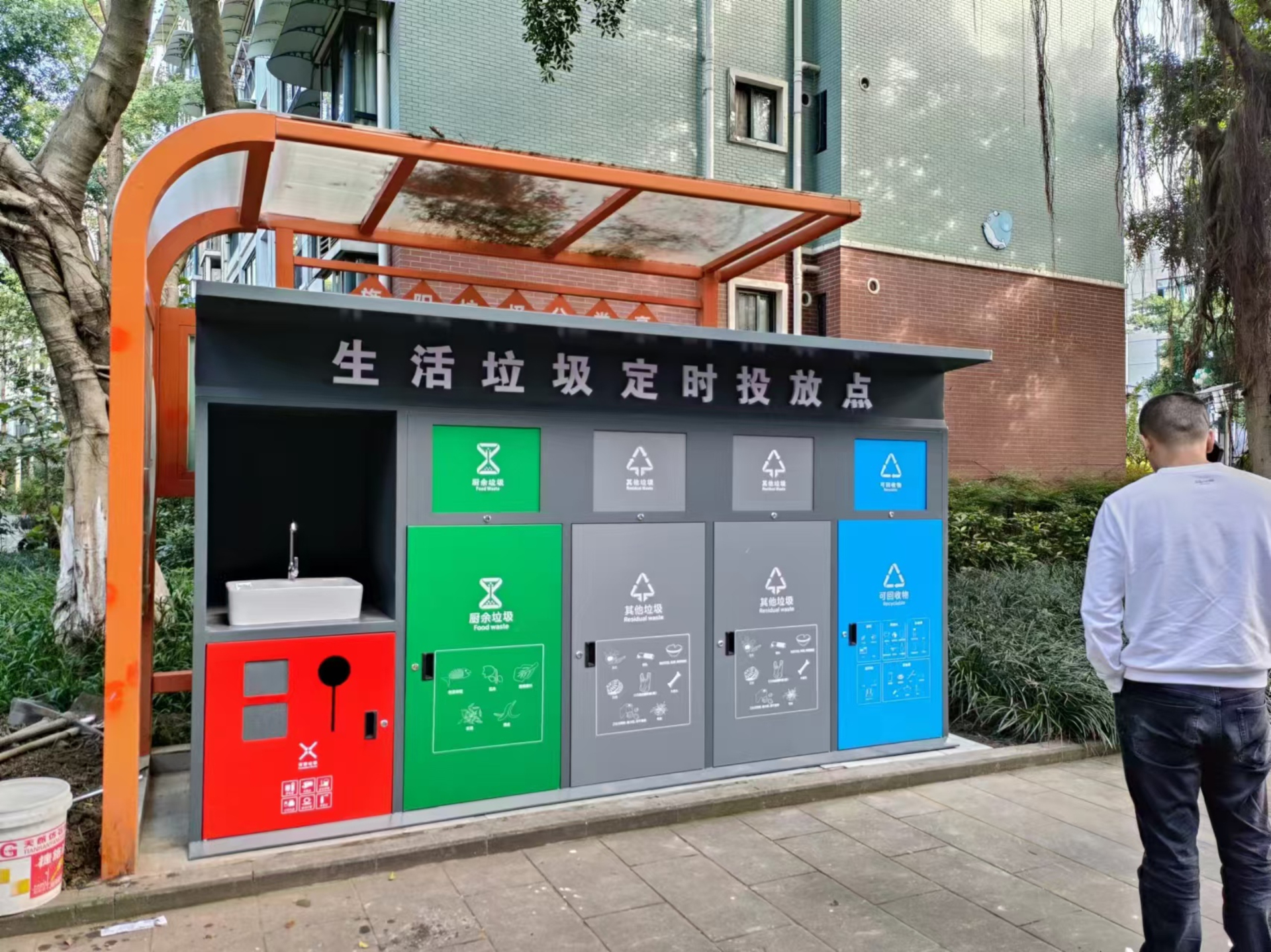 建立生活垃圾分类投放点公交化收运体系,科学配备收运车,优化收运路线